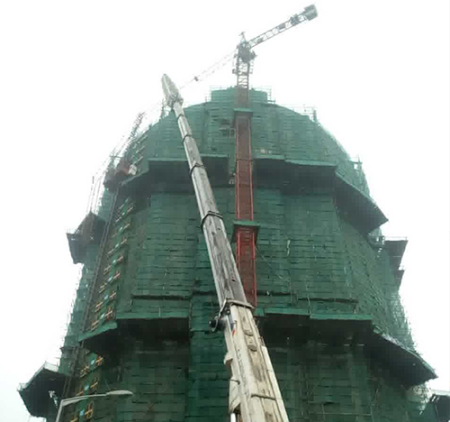 宽甸吊车在工地上作业